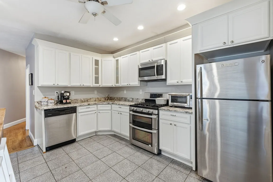 2 bed, 842 sqft, $3,750 — Photo 2