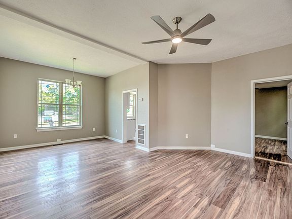 3rd image of 3744 Ivy Ave