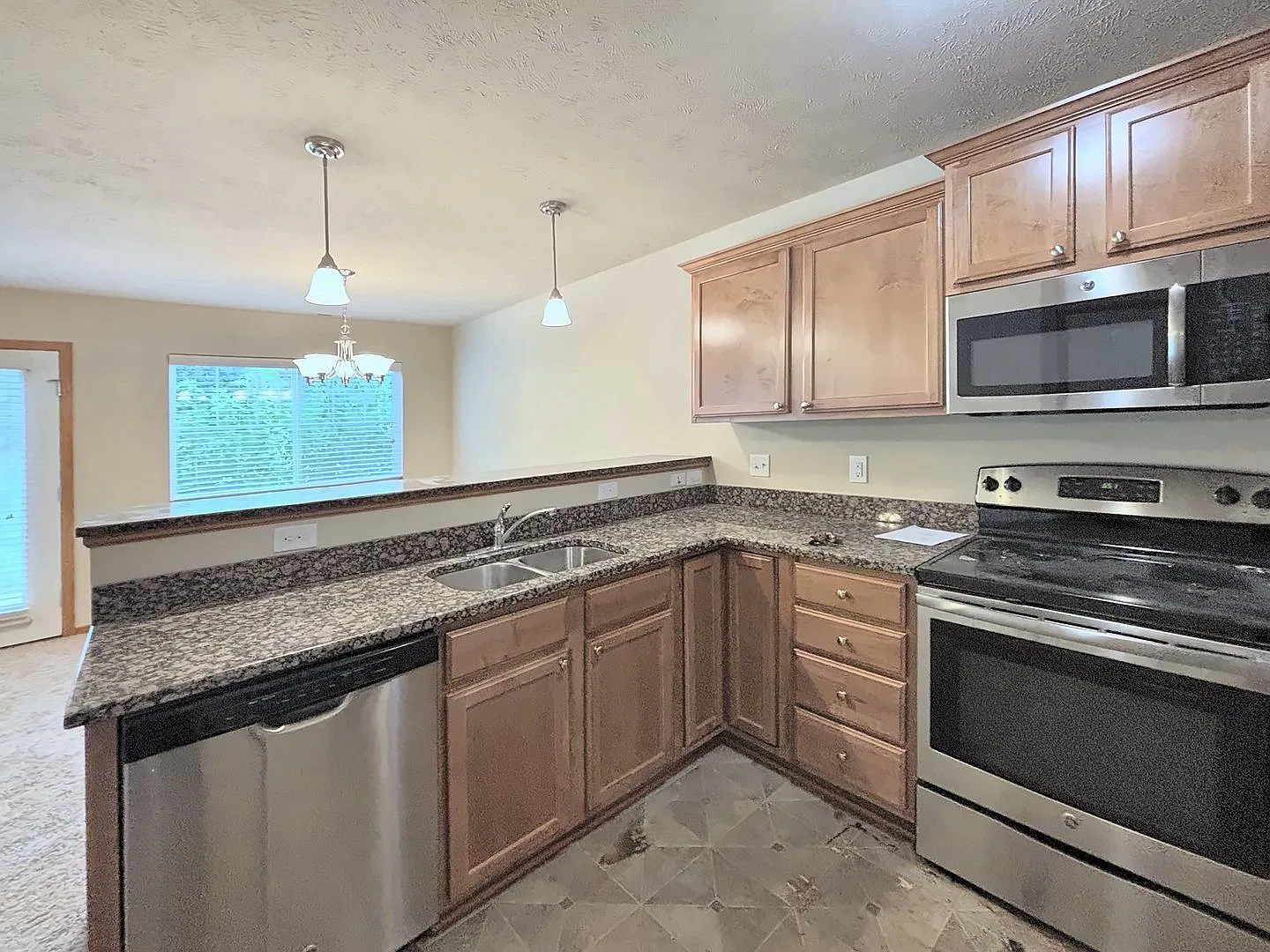 7923 S 162nd St 3 Bed/2.5 Bath End-Unit Townhome in Millard School District | 2-Car Garage, Prima... — Photo 4