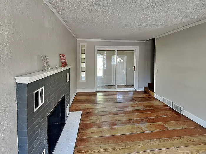 140 Park St E — Photo 2