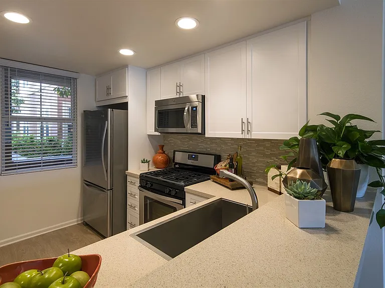 Franklin Street Apartment Homes — Photo 21