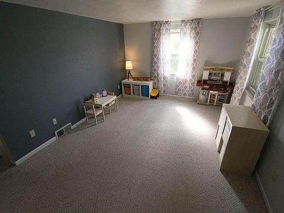 4th image of 1089 Greenlawn Dr