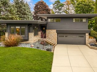 10046 N Sheridan Dr, Mequon, WI 53092