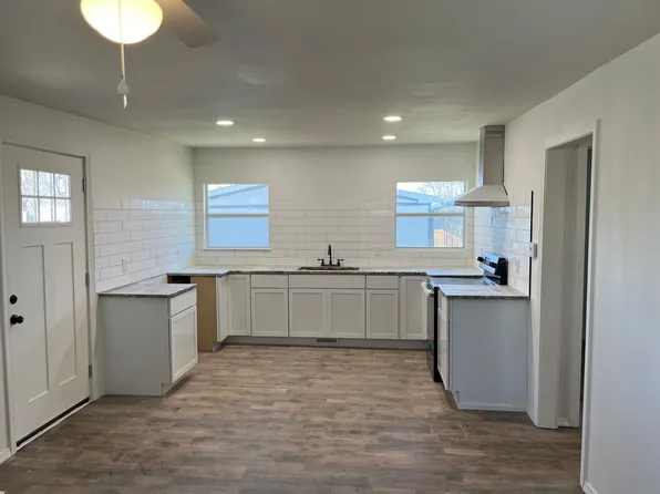 226 E 16th St #A, Mounds, OK 74047