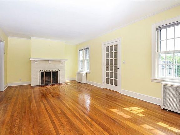 3rd image of 224 Lawrence Ave