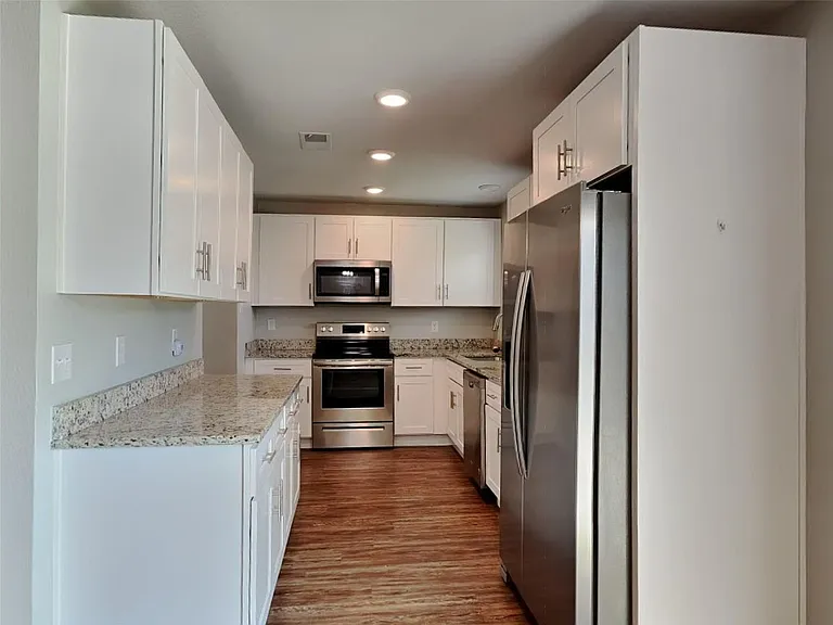 549 Park Center Blvd — Photo 5