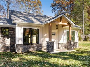 1292 Garden Ln, Hendersonville, NC 28792