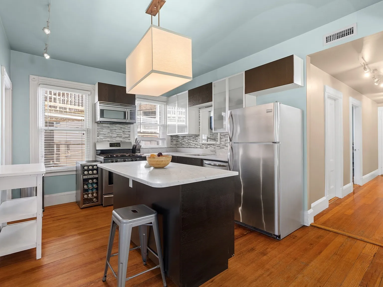 3 bed, 1.0 bath, 1130 sqft, $3,500 — Photo 2