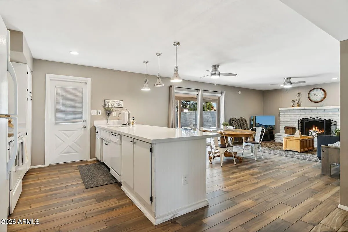 3 bed, 2.0 bath, 1722 sqft, $2,495 — Photo 3