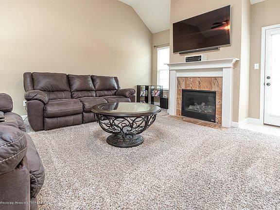 3rd image of 1265 Hemlock Dr