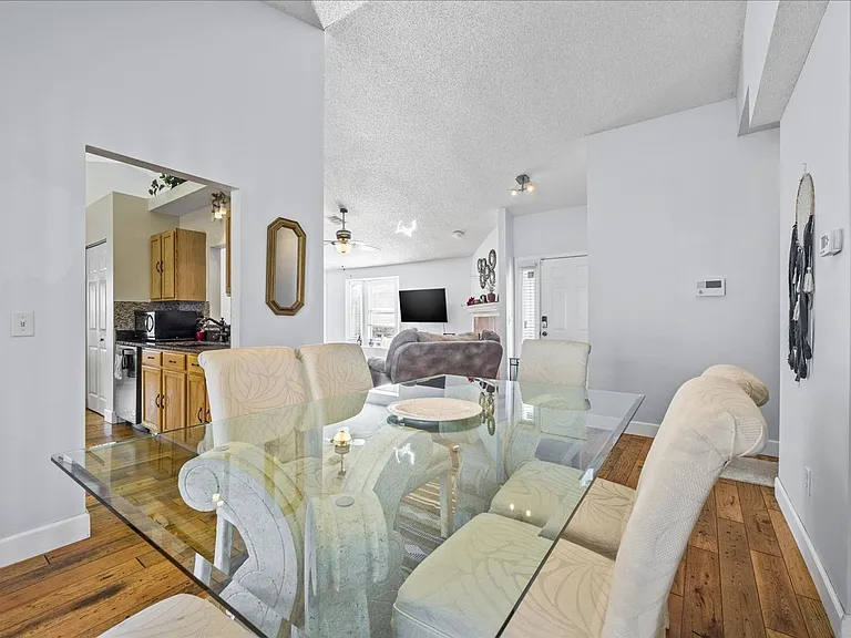 1073 Stocks St — Photo 10
