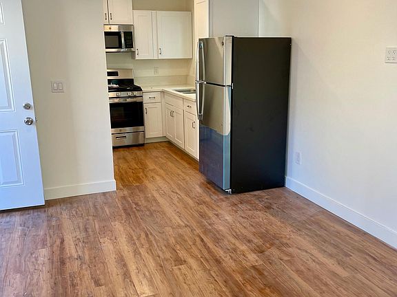 3rd image of 700 W 20th St #4