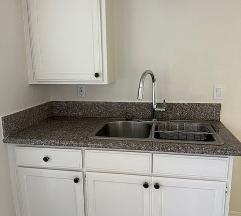 4th image of 2252 Daisy Ave #A