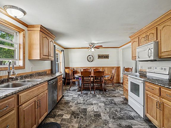 3rd image of 351 Roosevelt St