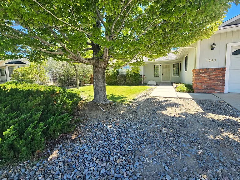 1007 Shadow Ln — Photo 2