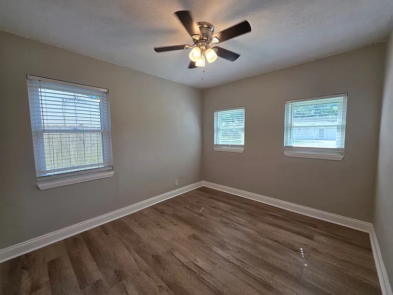 109 Reed Rd — Photo 24