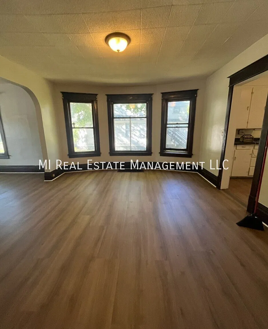 3 bed, 1.0 bath, 1100 sqft, $1,325 — Photo 3