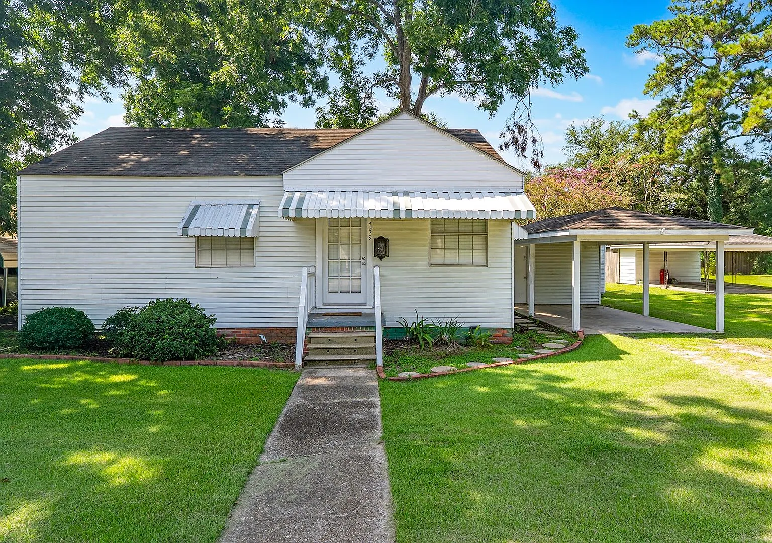 Charming 2-Bedroom Home in the Heart of Port Allen's Garden District — Photo 2