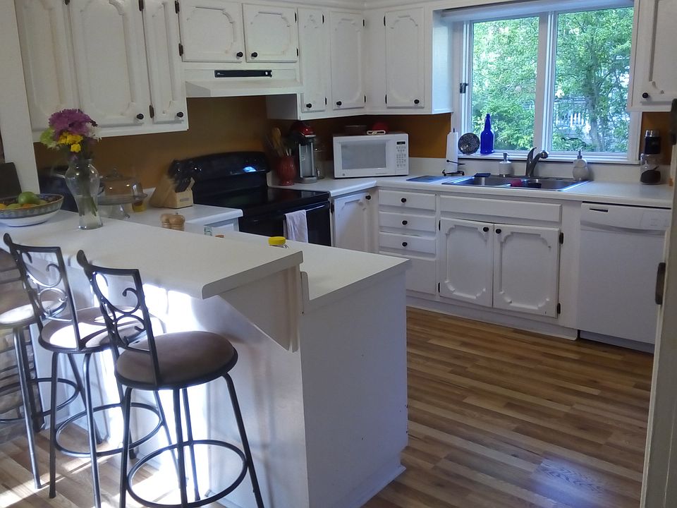 2nd image of 3407 Wildwood Dr SE