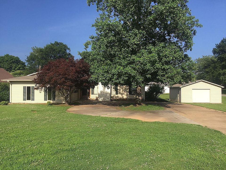 1st image of 120 Comer Dr