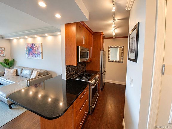 5th image of 27010 Grand Central Parkway #19T