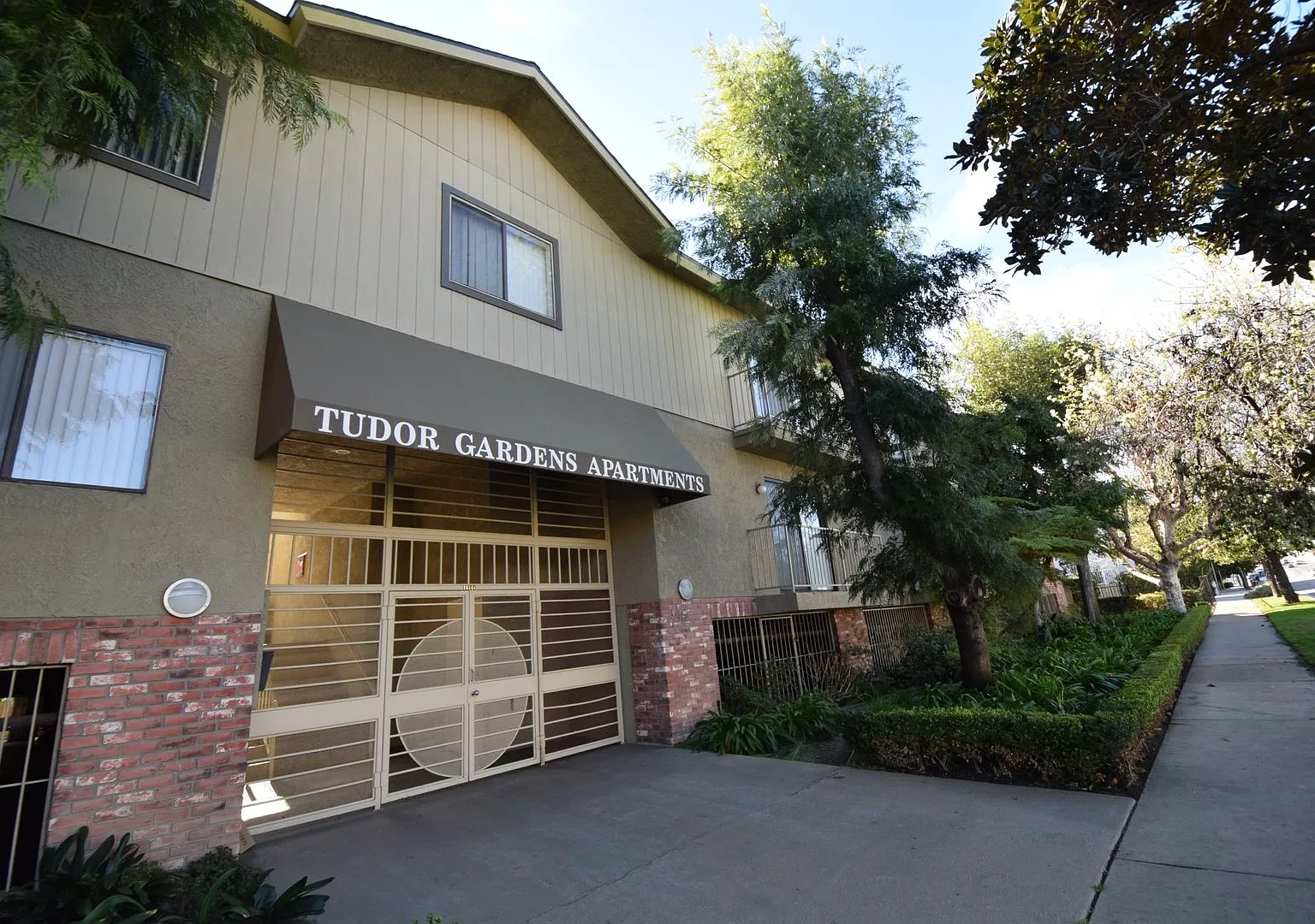 15128-44 Burbank Blvd — Photo 2
