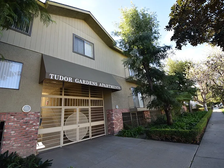 15128-44 Burbank Blvd — Photo 2