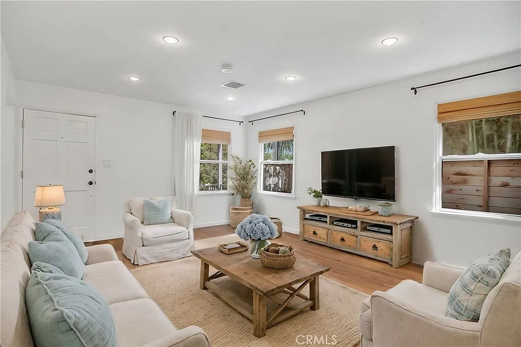 3 bed, 2.5 bath, 1932 sqft, $5,450 — Photo 3