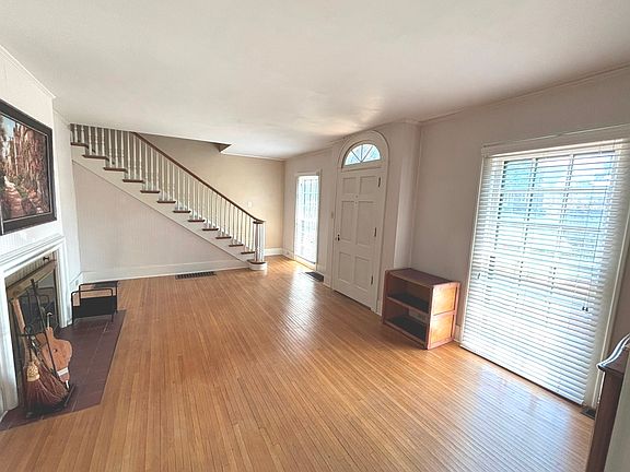 3rd image of 915 N Broadway Ave