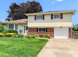 251 N Park Dr, Massapequa, NY 11758