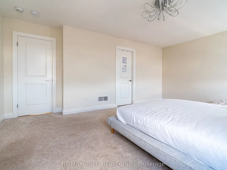 2591 Sheffield Blvd — Photo 24