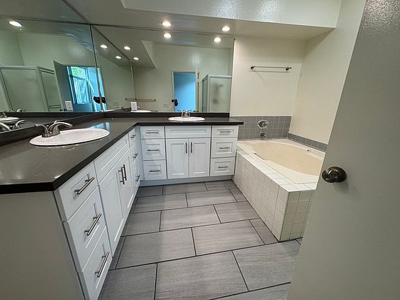 4th image of 1600 S Bentley Ave #3