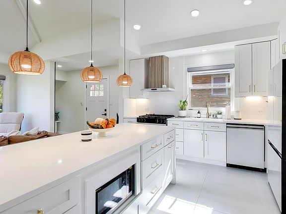 3rd image of 932 N Knight Ave