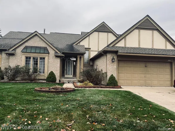 2869 Wagonwheel Dr, Troy, MI 48085