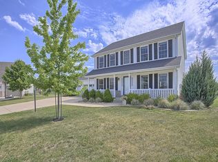 1718 Hunters Ridge Ct, Mahomet, IL 61853