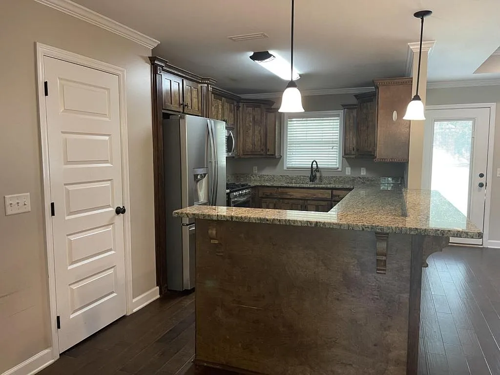 704 Dixie Drive — Photo 4