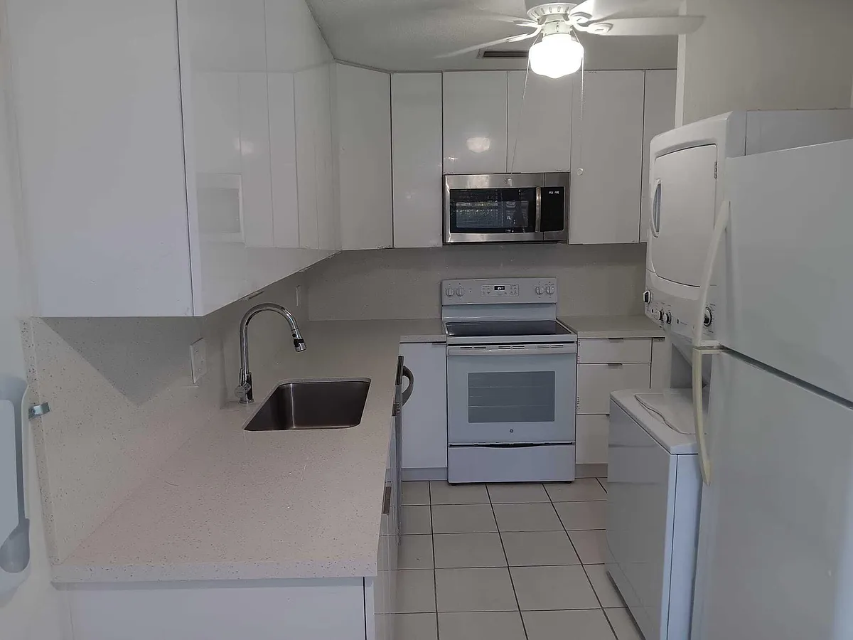Building Photo - 20886 Vinesta Cir #313