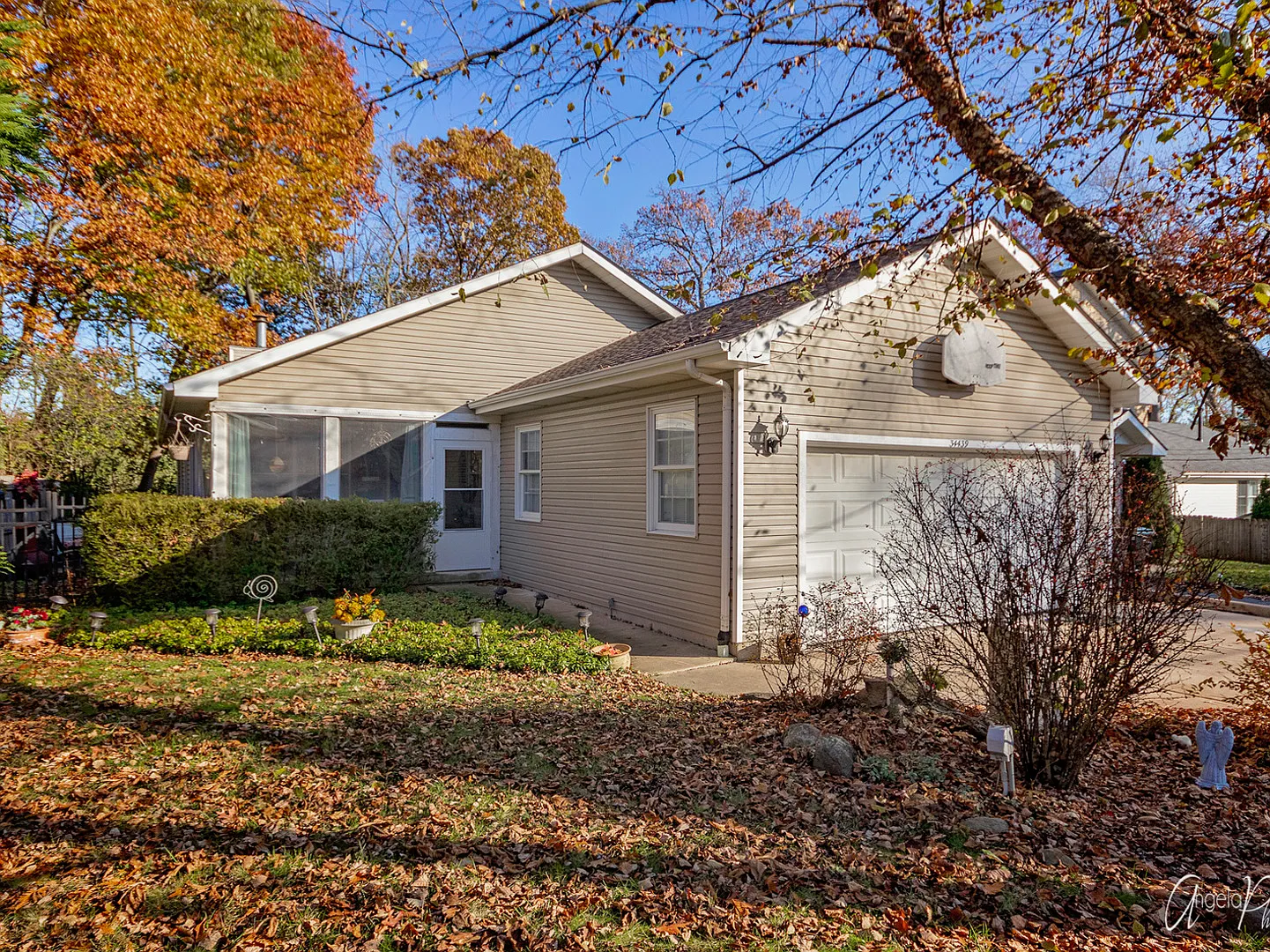 34439 N Hickory Ln photo 1