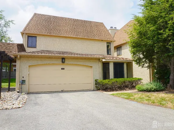 14 Carriage Pl, Edison, NJ 08820