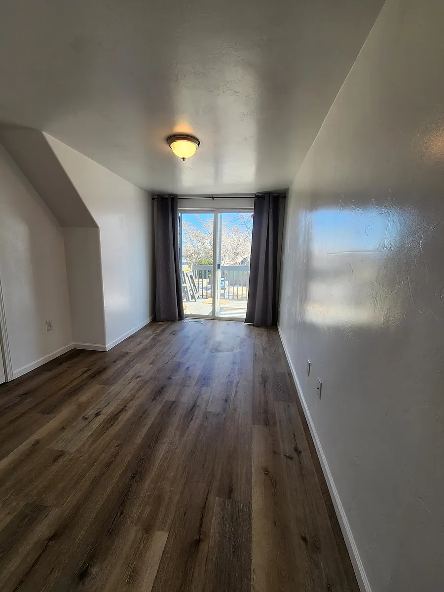Building Photo - 560 Teller Ave #B