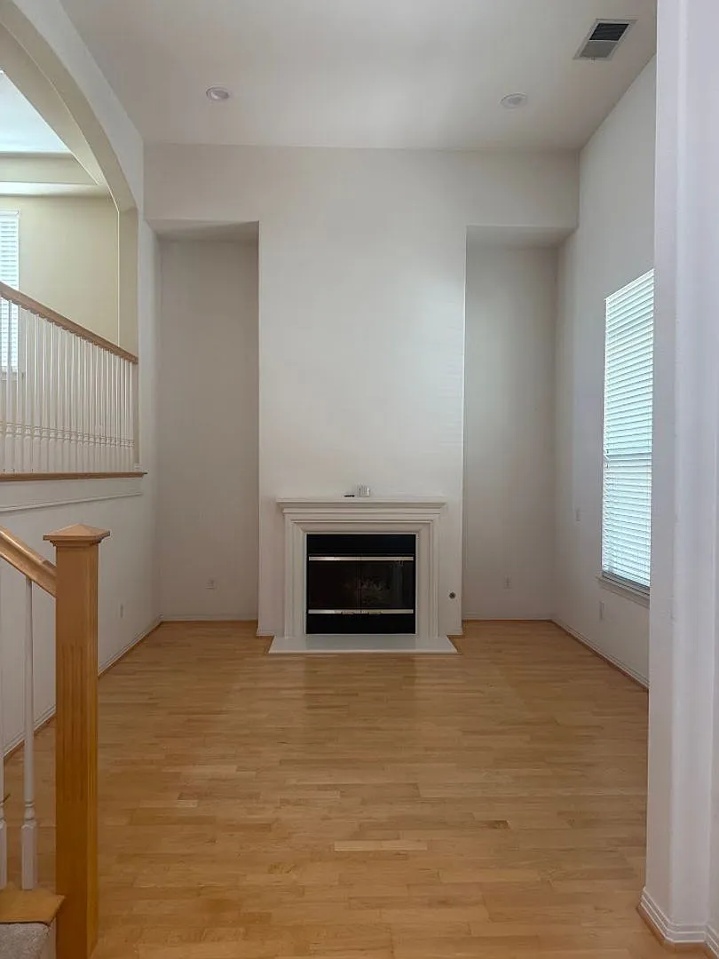 Spacious Detached Home in the Desirable Gated Breakers Community — Photo 3