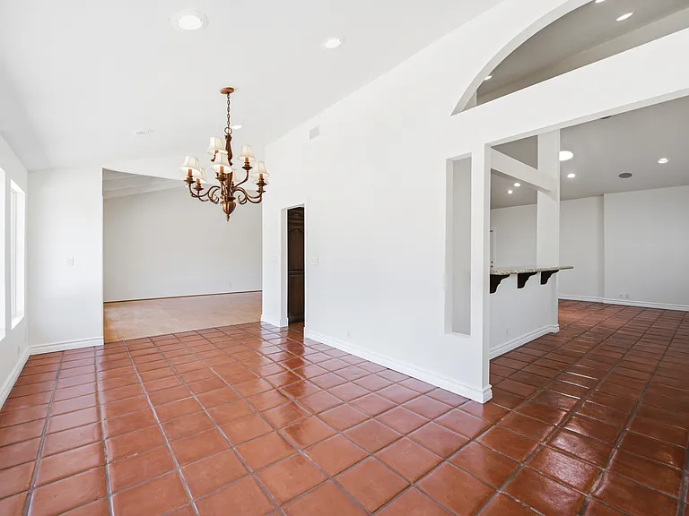 1090 Elfstone Ct — Photo 8