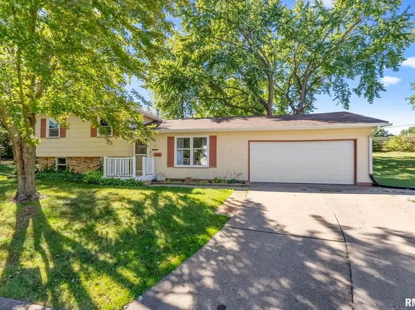 5 Rodeo Ct, Davenport, IA 52806