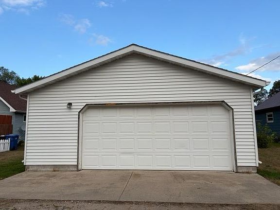 4th image of 209 6th St SE