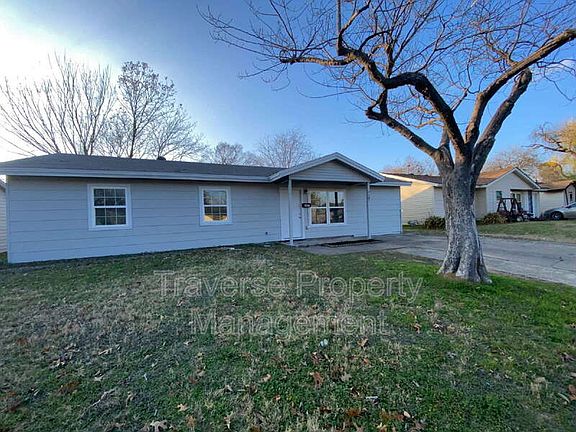 3rd image of 905 Milam Dr