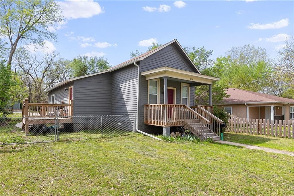 838 S Oak St, Ottawa, KS 66067 Zillow