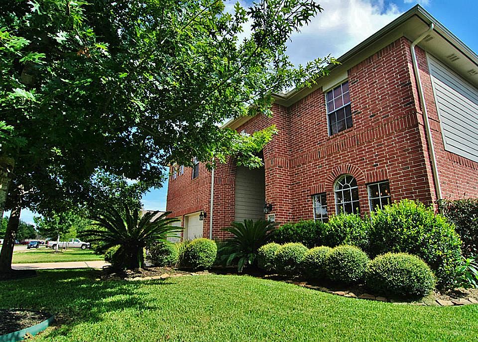 4 bed / 3.5 bath / 2-car gar