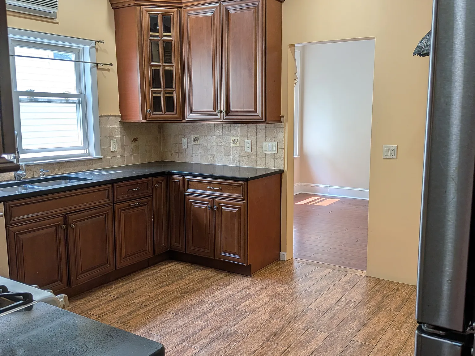 3 bed, 1000 sqft, $3,000 — Photo 4