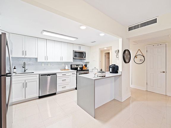 4th image of 19380 Collins Avenue #521