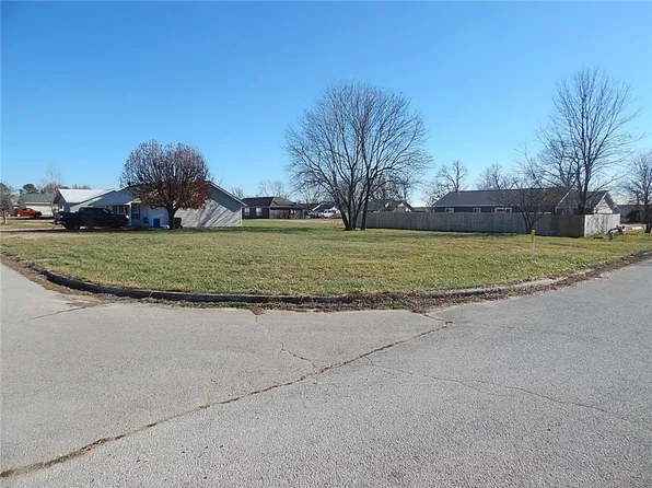 Juniper St #30, Green Forest, AR 72638